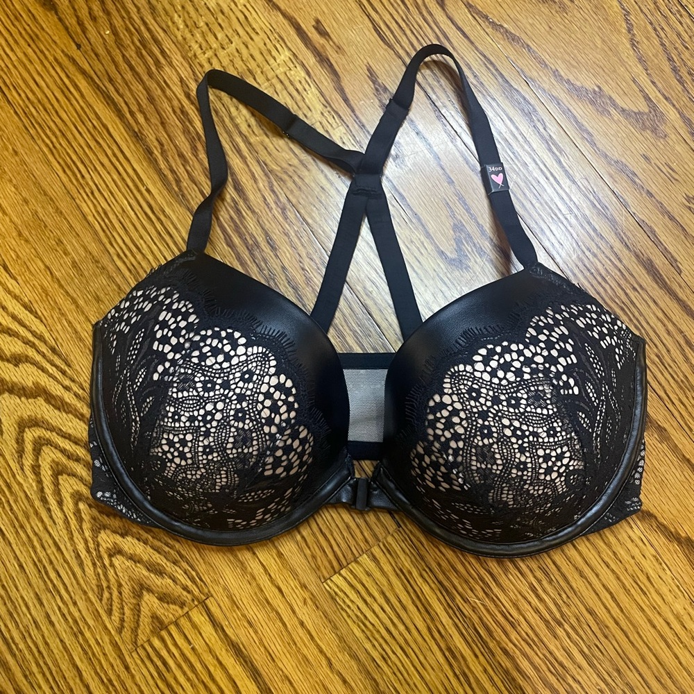 New. Victoria Secret Very Sexy push up bra. 34 DD.